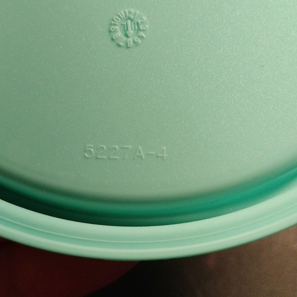 Tupperware sandwich keeper w/ lid and Refrigerator bowls X2 w/lids (B8) - Picture 14 of 16